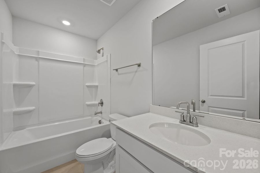 En-suite bath in secondary bedroom