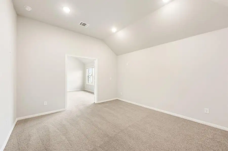 Spacious, unfurnished interior of a new home in Willow Wood, McKinney (Image 24).