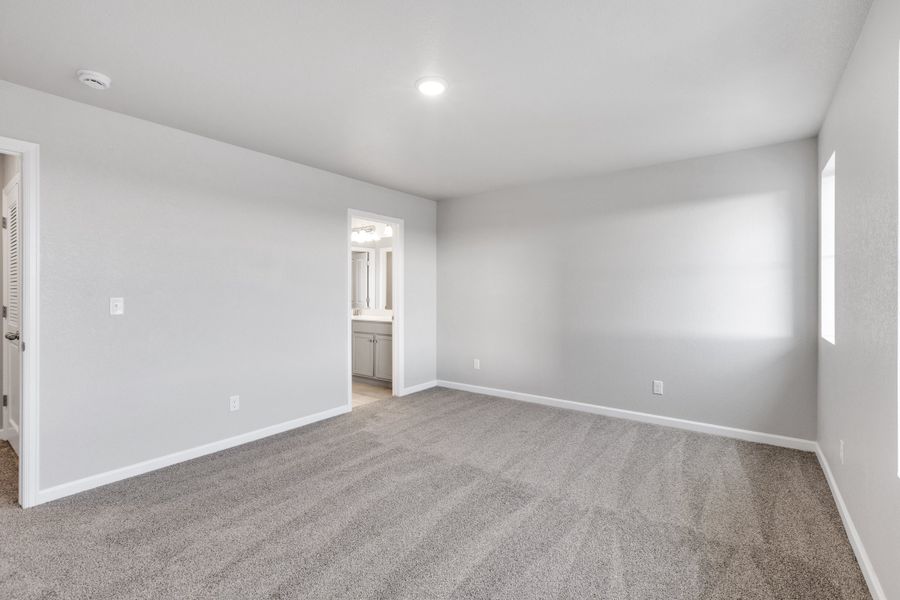 Spacious, unfurnished interior of a new home in Pintail Commons at Johnstown Village, Johnstown (Image 13).
