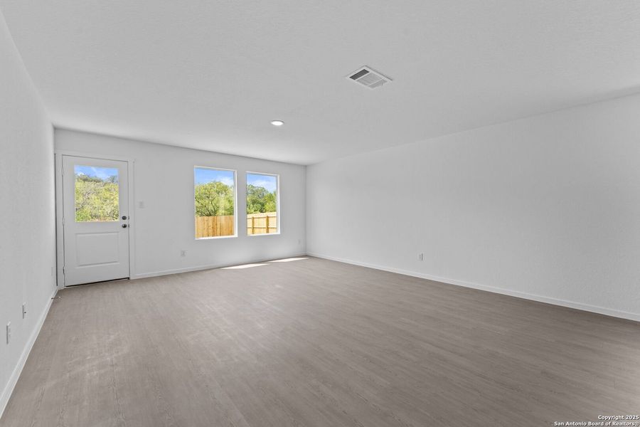 Spacious, unfurnished interior of a new home in Lodi Grove, Floresville (Image 13).