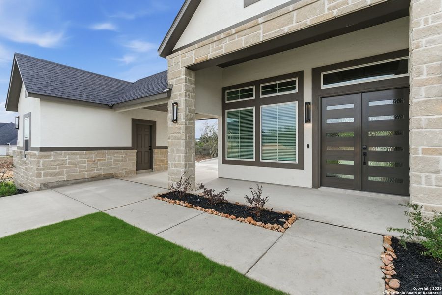 Exterior details and patio area of a home in Potranco Oaks, Castroville (Image 30).