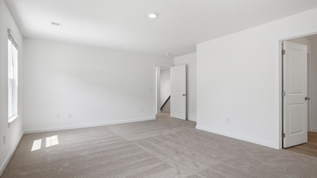 Spacious, unfurnished interior of a new home in Oak Hill, Vonore (Image 28).