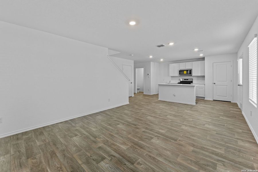 Spacious, unfurnished interior of a new home in Avenida, Converse (Image 13).