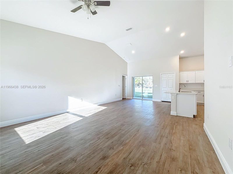 Spacious, unfurnished interior of a new home in , Citrus Springs (Image 16).