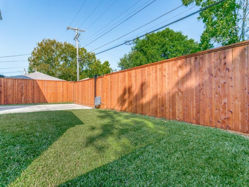 Exterior details and patio area of a home in , Dallas (Image 2).