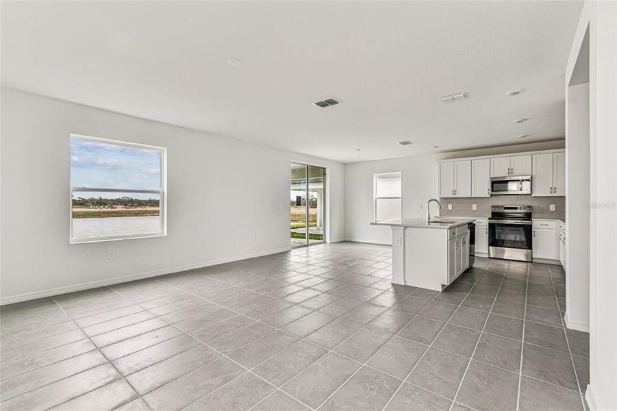 Spacious, unfurnished interior of a new home in Southpointe, Palmetto (Image 13).
