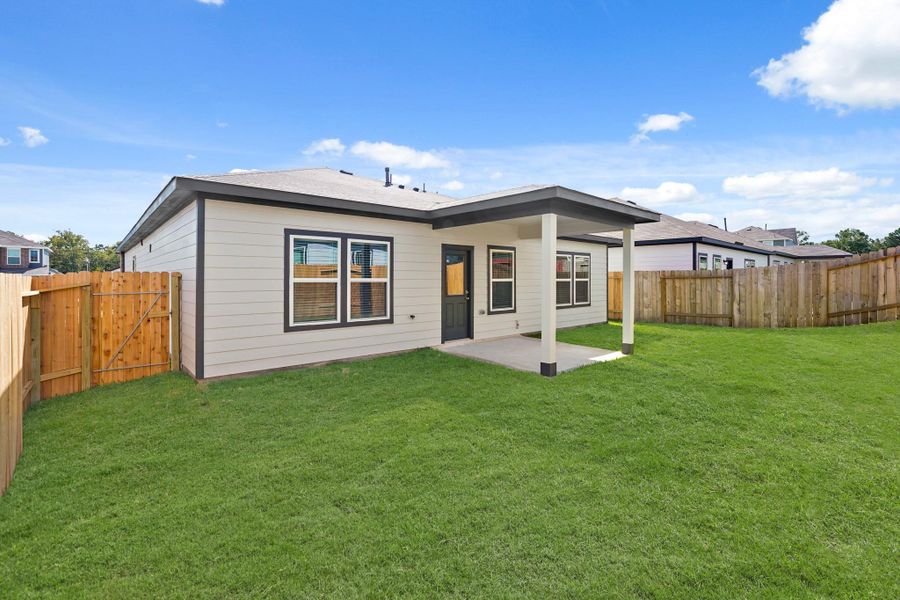 Exterior details and patio area of a home in Lexington Heights, Willis (Image 3).