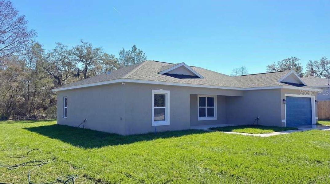 Exterior details and patio area of a home in , Ocklawaha (Image 3).