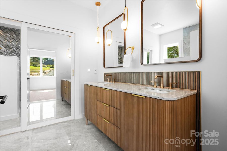 Main-level primary suite