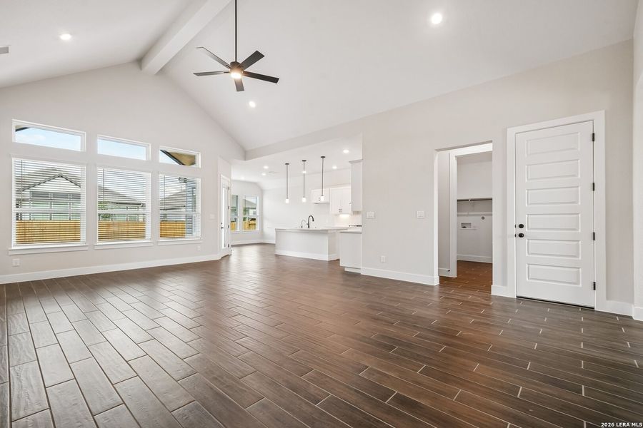 Spacious, unfurnished interior of a new home in Village at Three Oaks, Seguin (Image 15).