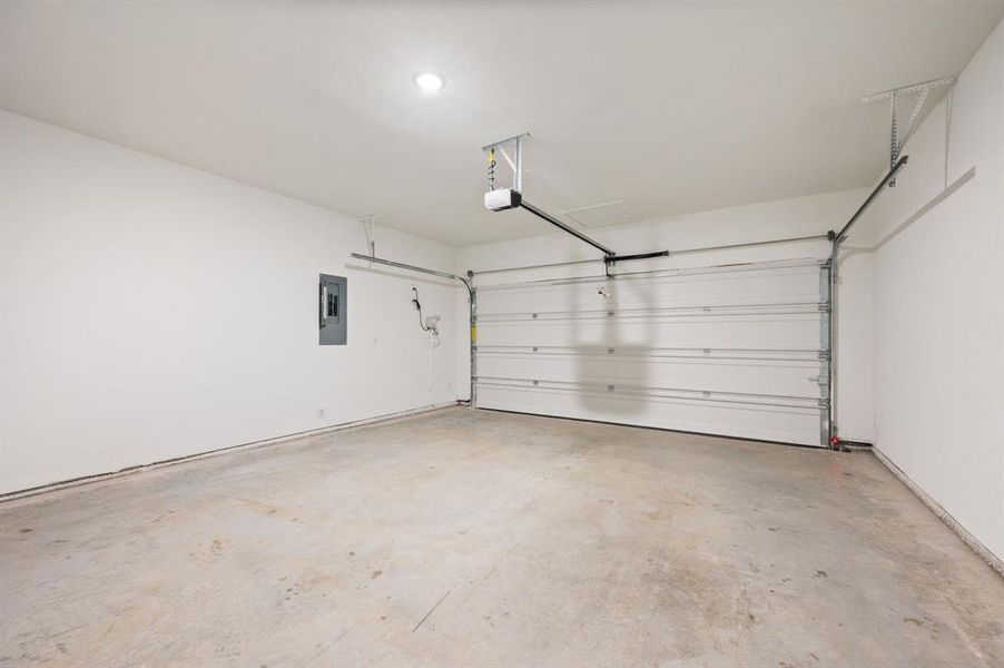 Spacious, unfurnished interior of a new home in The Resort on Eagle Mt. Lake, Fort Worth (Image 33).