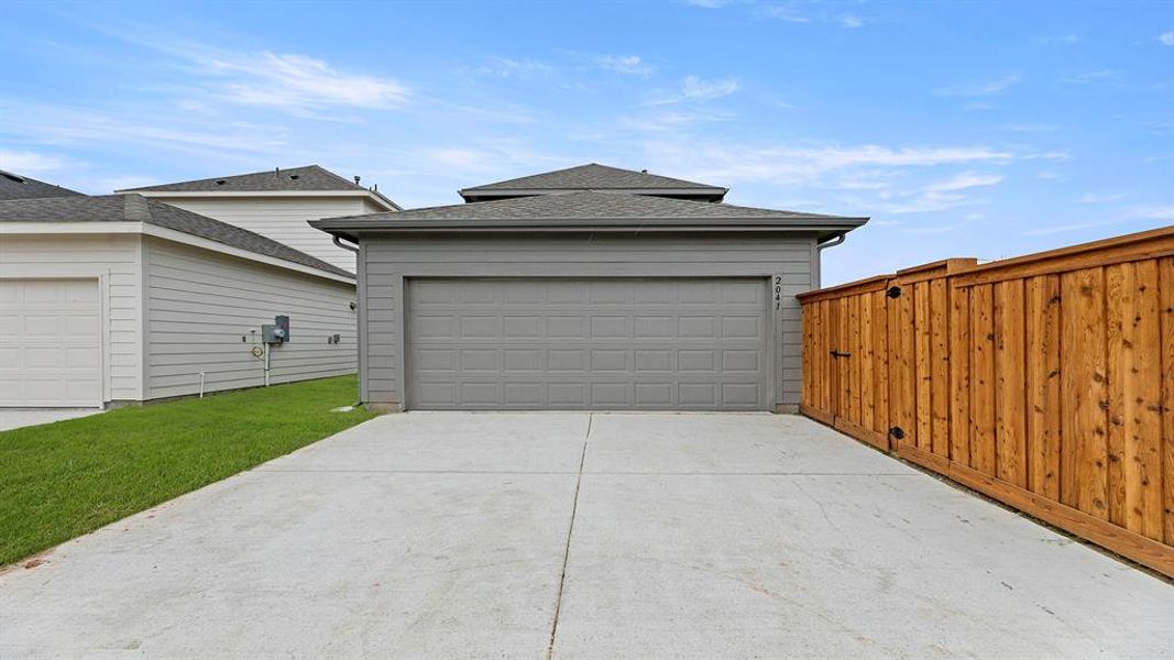 Front exterior of a new home in Waterscape 40s, Royse City, TX, highlighting curb appeal (Image 18). Front exterior of a new home in Waterscape 40s, Royse City, TX, highlighting curb appeal (Image 18).