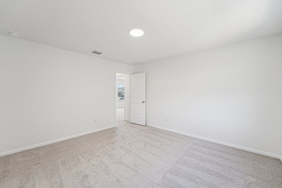 Spacious, unfurnished interior of a new home in Porter Country, Buda (Image 27).