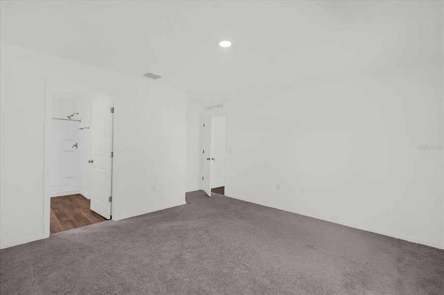 Spacious, unfurnished interior of a new home in Poinciana Village, Kissimmee (Image 24).