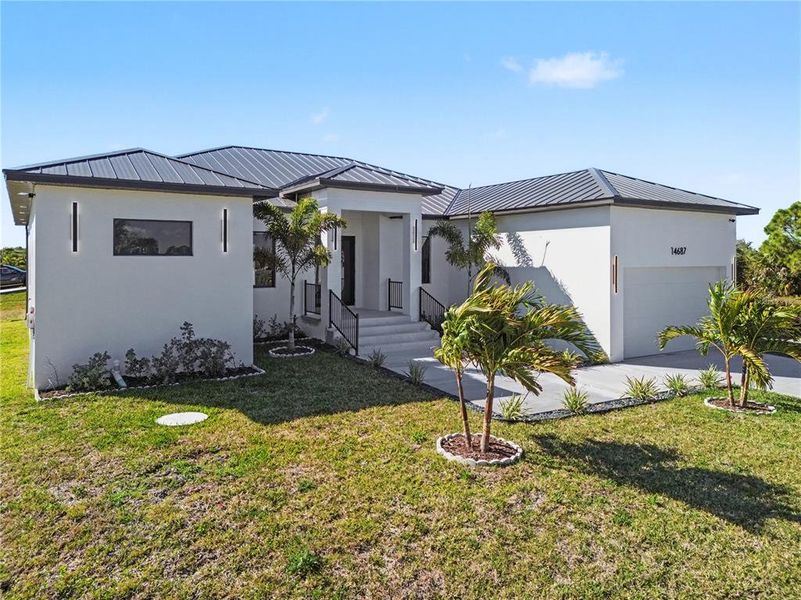 Exterior details and patio area of a home in , Port Charlotte (Image 26).