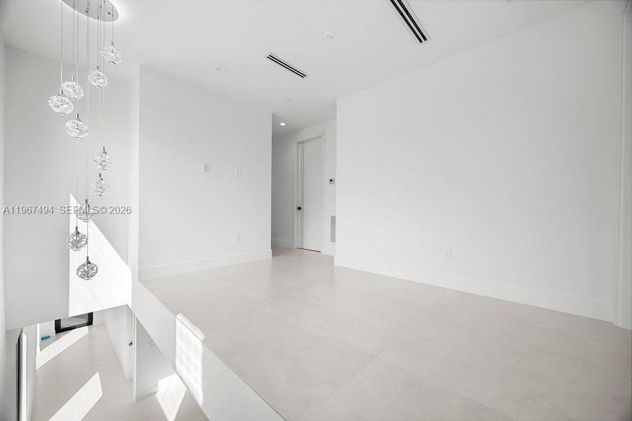 Spacious, unfurnished interior of a new home in , Fort Lauderdale (Image 37).