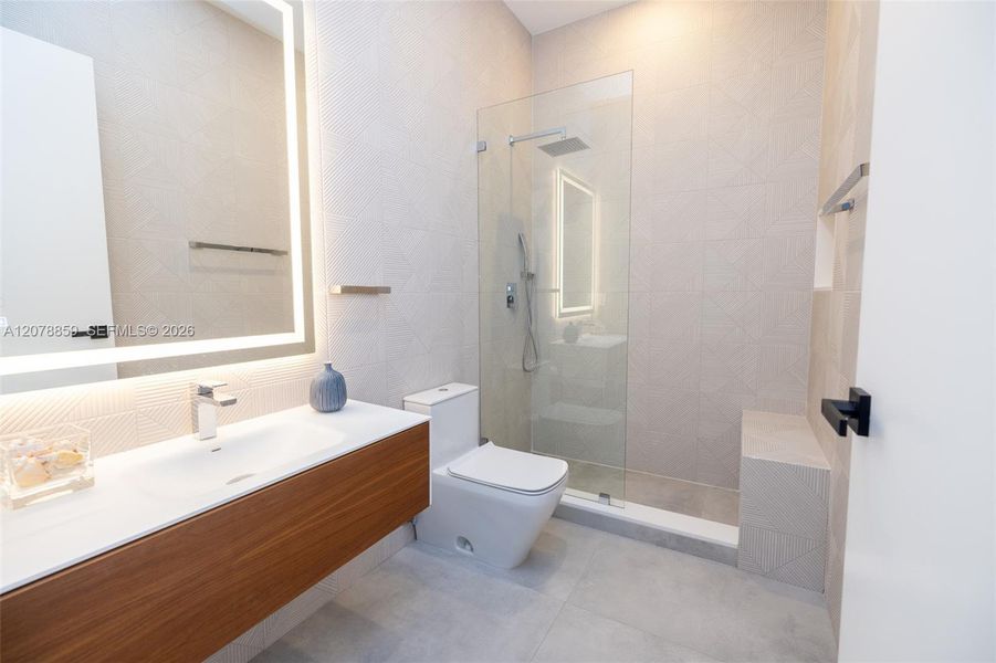 En-suite Full Bathroom