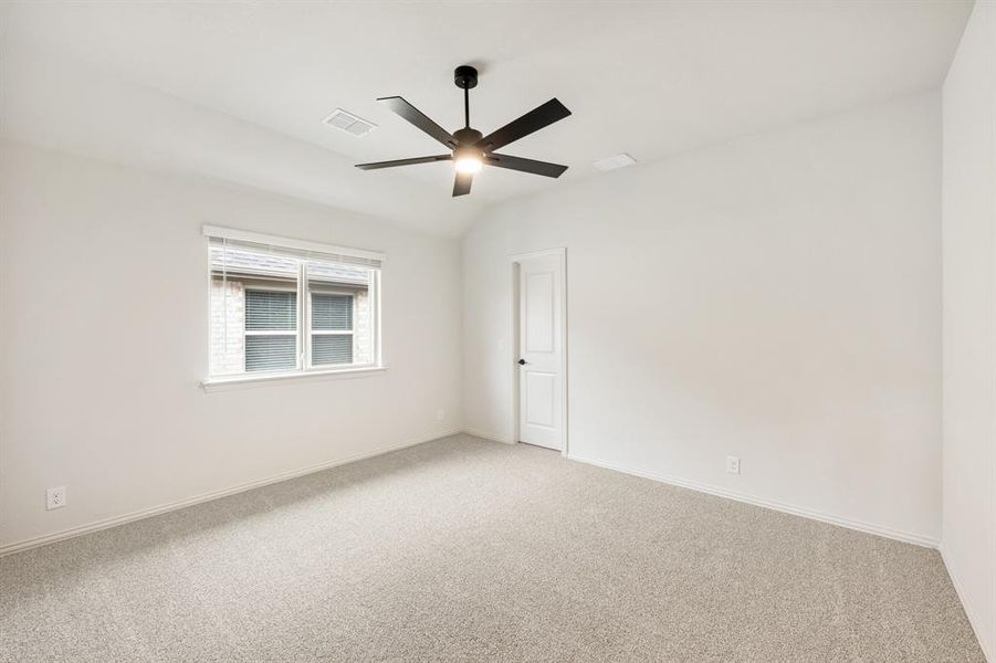 Spacious, unfurnished interior of a new home in Glenwood Meadows, Argyle (Image 20).