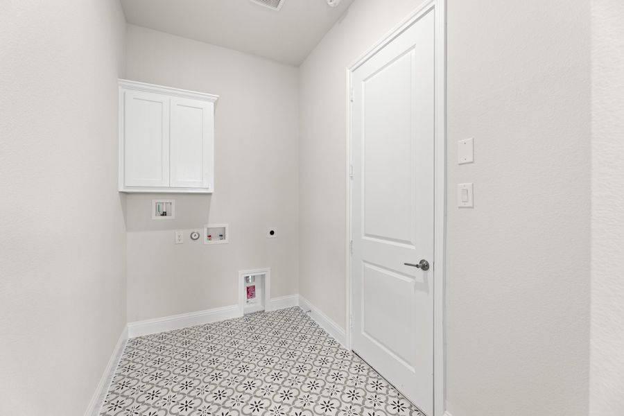 Representative unfurnished interior of a home built from the Cedarwood II by Sandlin Homes in Lakesong, Midlothian (Image 28).