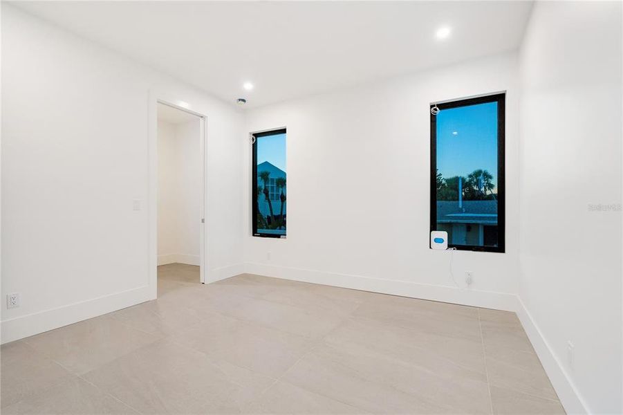 Spacious, unfurnished interior of a new home in , Longboat Key (Image 54).