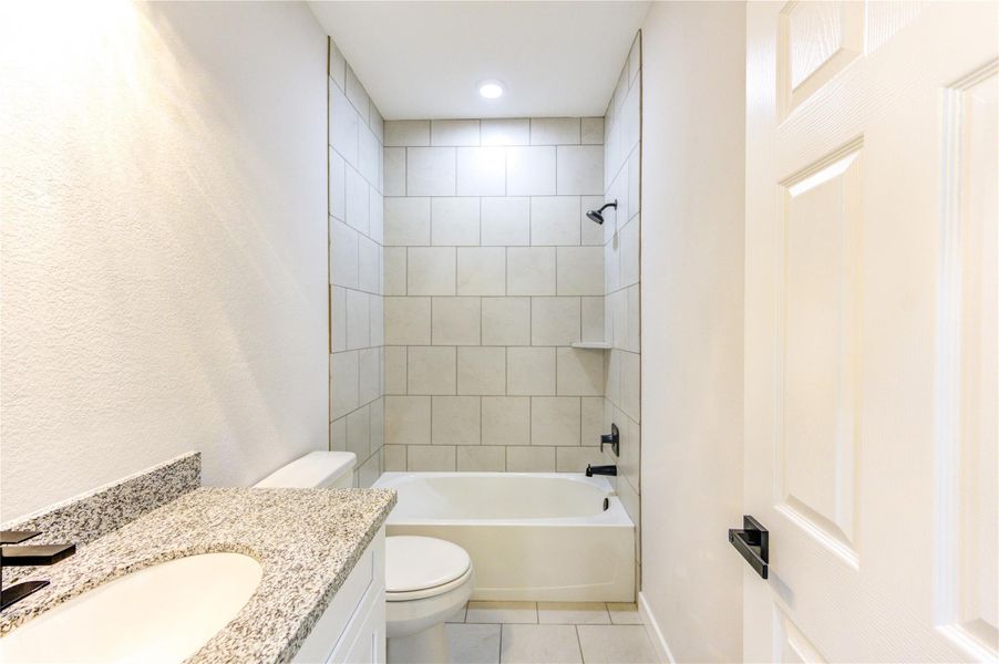 Furnished interior view inside a new home in , Navasota (Image 10).