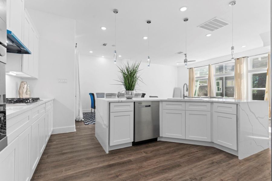 Another view of the beautiful kitchen