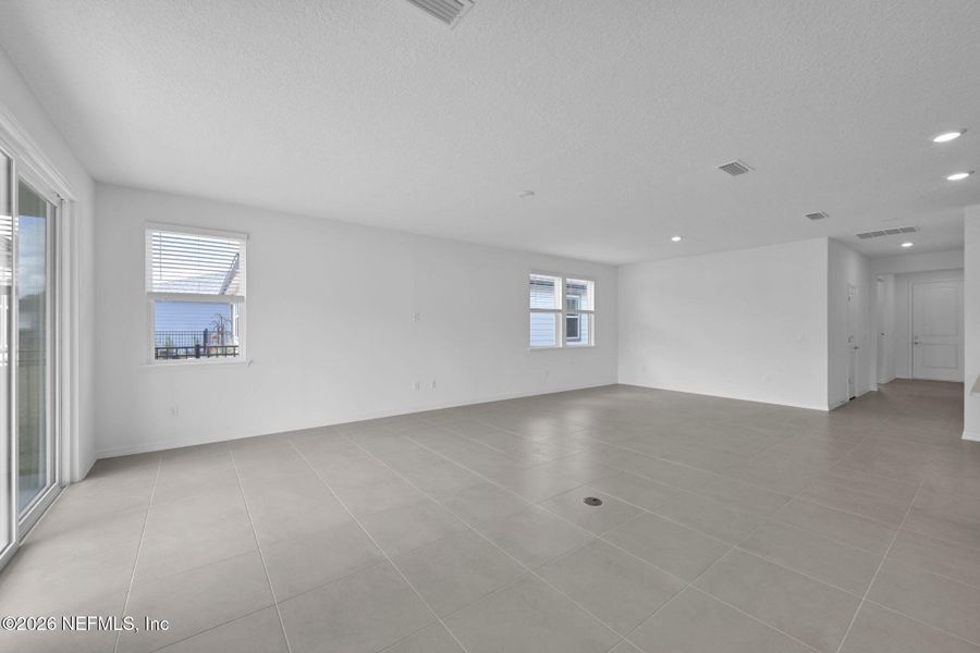 Spacious, unfurnished interior of a new home in Hyland Trail, Green Cove Springs (Image 21).