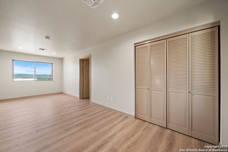 Spacious, unfurnished interior of a new home in , Canyon Lake (Image 13).