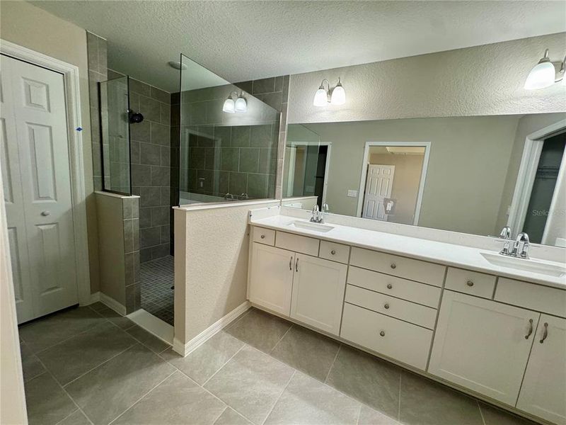 Furnished interior view inside a new home in , Dunnellon (Image 9).