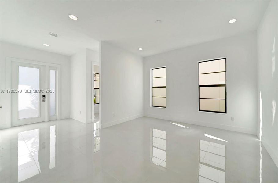 Spacious, unfurnished interior of a new home in Marina Landings, Fort Lauderdale (Image 61).