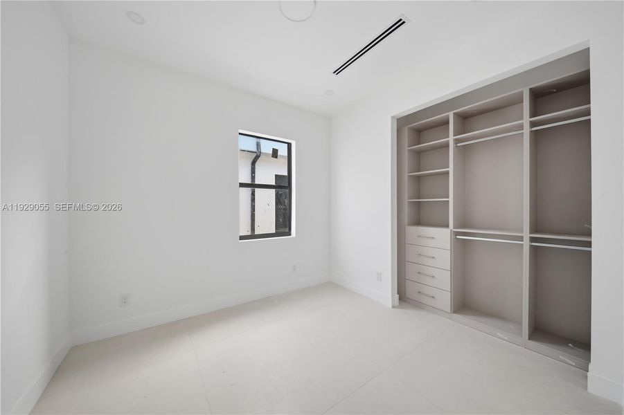 Spacious, unfurnished interior of a new home in , Fort Lauderdale (Image 8).