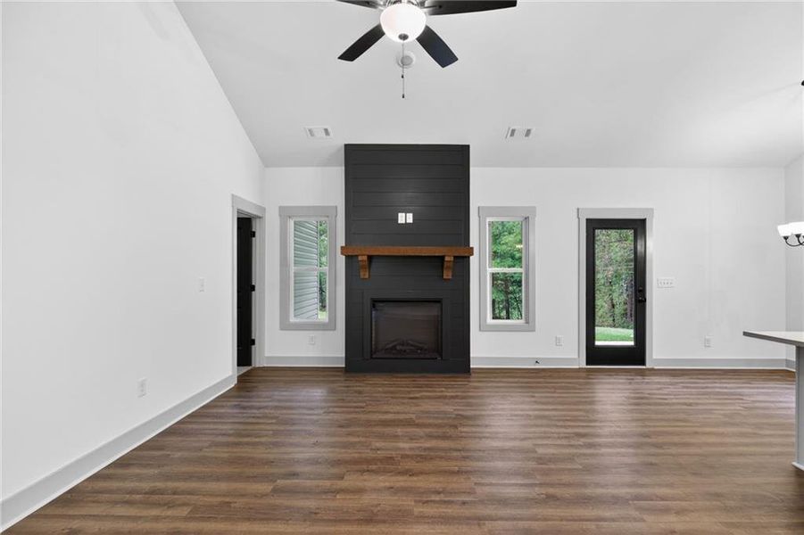 Spacious, unfurnished interior of a new home in , Silver Creek (Image 20).