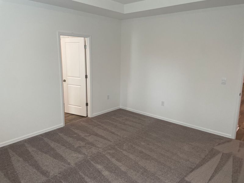 Spacious, unfurnished interior of a new home in Royal Highlands, Weeki Wachee (Image 12).