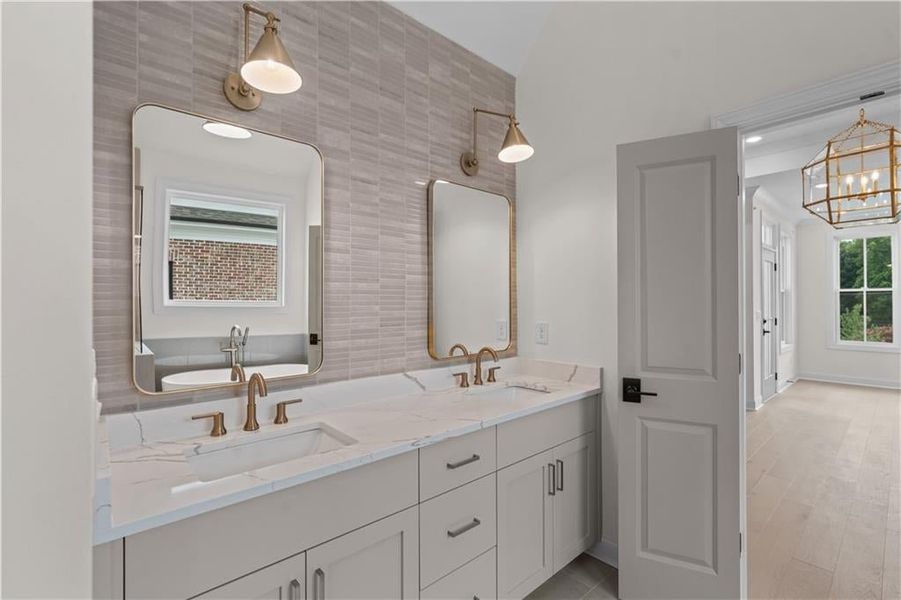 THE OWNERS ENSUITE IS ELEGANT AND RELAXING THE OWNERS ENSUITE IS ELEGANT AND RELAXING