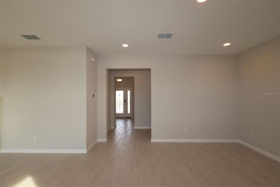 Spacious, unfurnished interior of a new home in Bay Lake Farms, St. Cloud (Image 21).
