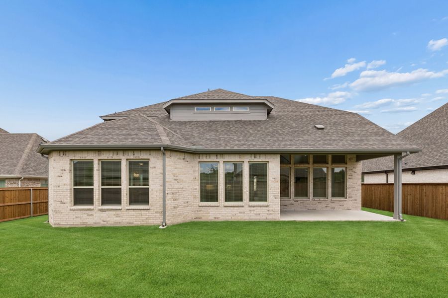 Exterior details and patio area of a home in Dove Hollow, Waxahachie (Image 24).