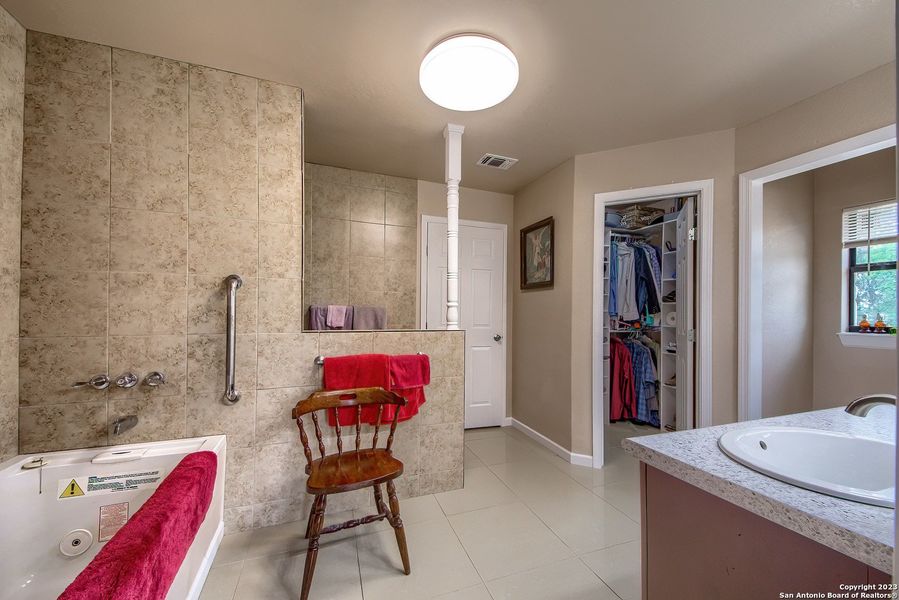 Furnished interior view inside a new home in , La Vernia (Image 15).