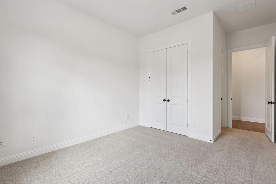 Spacious, unfurnished interior of a new home in Sienna 65', Missouri City (Image 33).