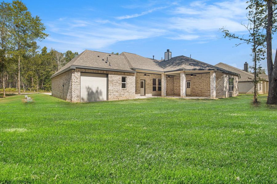 Exterior details and patio area of a home in Encino Estates, Dayton (Image 21).