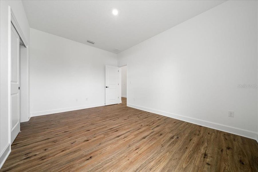 Spacious, unfurnished interior of a new home in , Weeki Wachee (Image 50).