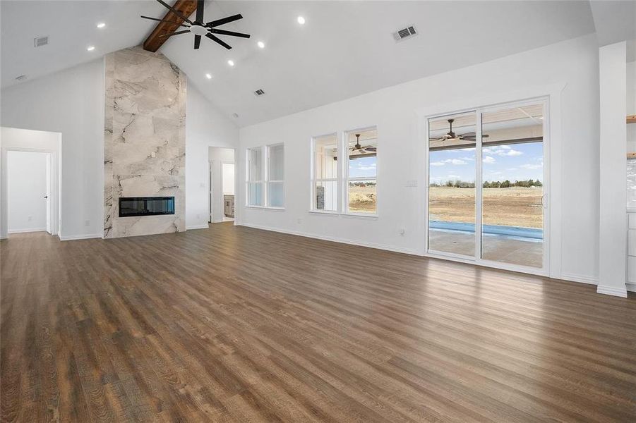 Spacious, unfurnished interior of a new home in , Celeste (Image 35).