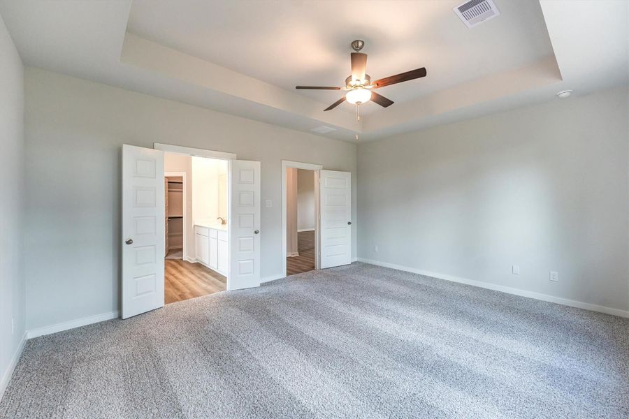 Spacious, unfurnished interior of a new home in Deer Pines, Conroe (Image 32).