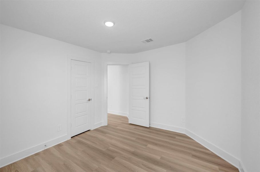 Spacious, unfurnished interior of a new home in Lone Star Landing, Montgomery (Image 37).