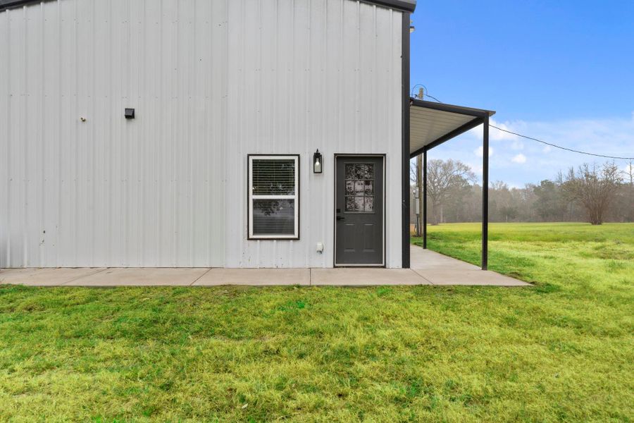 Exterior details and patio area of a home in , Anderson (Image 20).