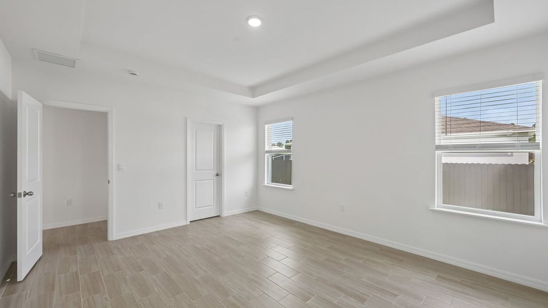 Spacious, unfurnished interior of a new home in Port Charlotte, Port Charlotte (Image 28).