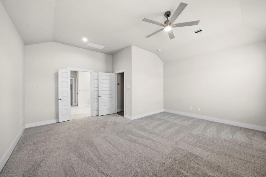 Spacious, unfurnished interior of a new home in Barton Creek Ranch, Conroe (Image 16).