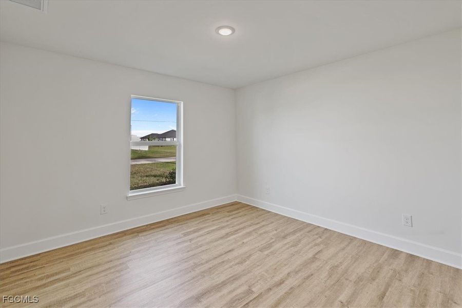 Spacious, unfurnished interior of a new home in Cape Coral, Cape Coral (Image 28).