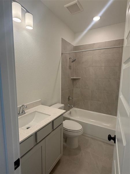 Shared secondary bathroom with direct access to bedroom number 2. Shared secondary bathroom with direct access to bedroom number 2.