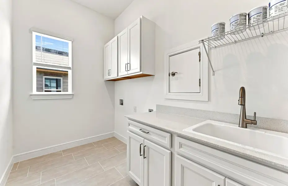 Furnished interior view inside a new home in Del Webb Stone Creek, Ocala (Image 11).