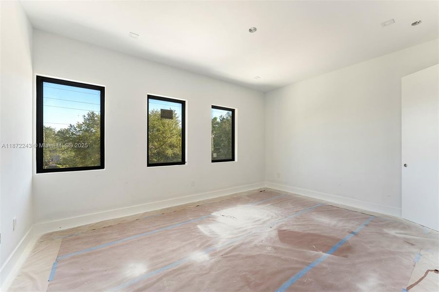 Spacious, unfurnished interior of a new home in , Miami (Image 5).